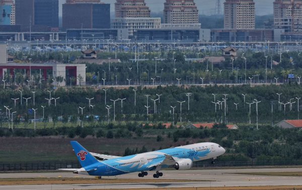 掘金配资 双向奔赴！塔吉克小伙来华免费读书，中国航企密集飞向中亚