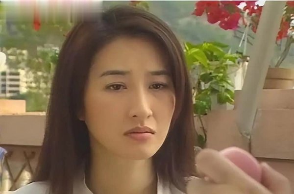 锦达网 60岁关咏荷香港街头被偶遇，素颜灰大衣尽显高级优雅